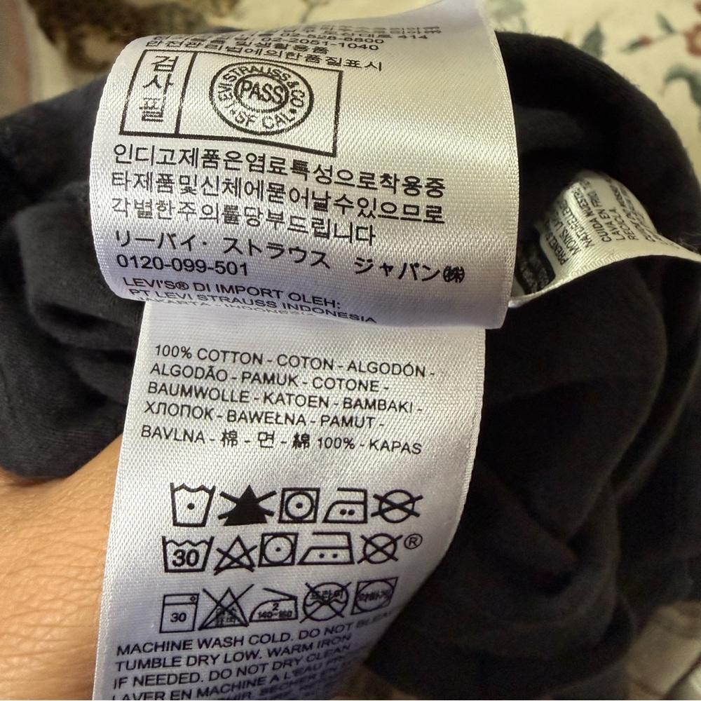 Levi's Black Tee with Multicolor Logo XL - Picture 5 of 6
